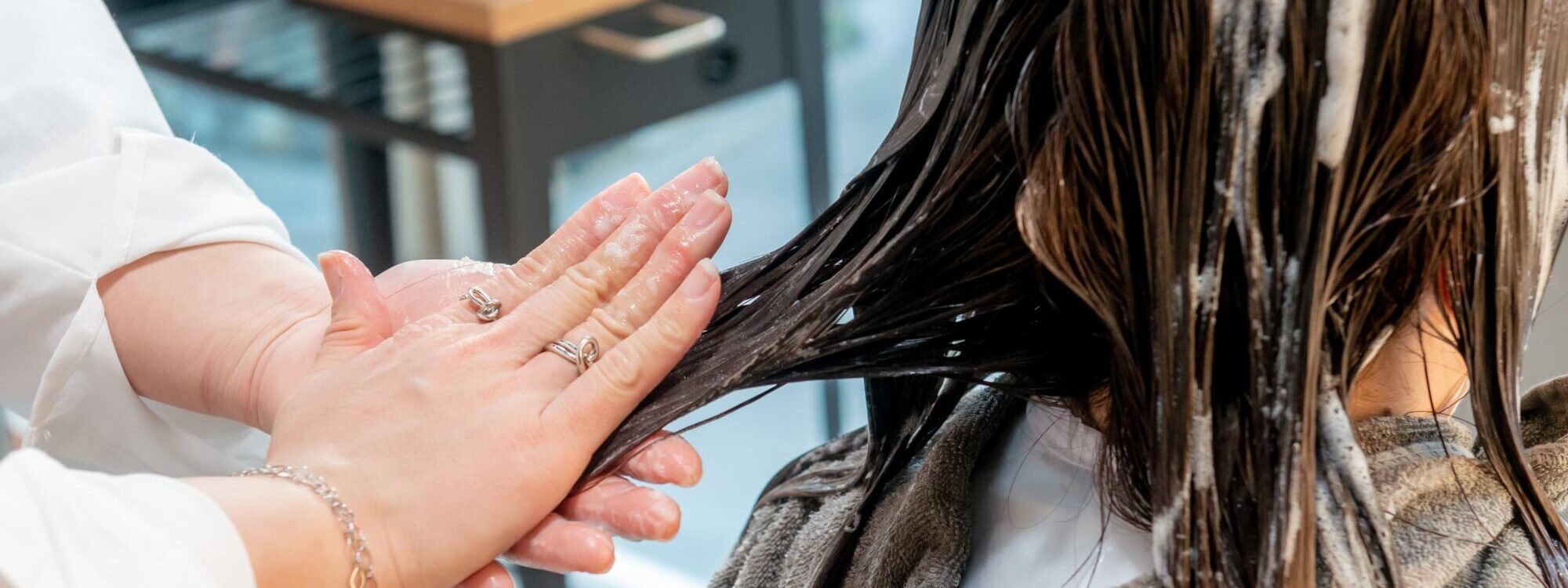 SOIN CHEVEUX 2000X750 | Le Studio Coiffure Réparer ses cheveux après plusieurs colorations : quelles techniques efficaces chez le coiffeur ? Mulhouse