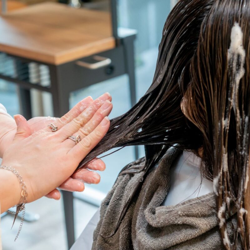 R&eacute;parer ses cheveux apr&egrave;s plusieurs colorations : quelles techniques efficaces chez le coiffeur ? Mulhouse