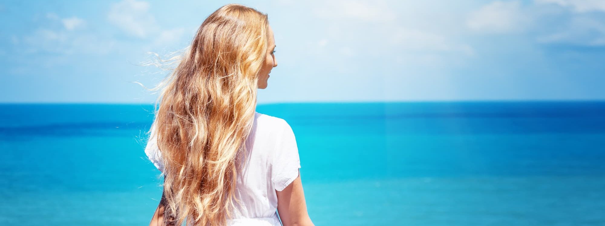 Coloration et soleil : comment prot&eacute;ger ses cheveux pendant les vacances ? Saint-Louis