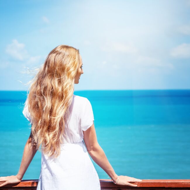 Coloration et soleil : comment prot&eacute;ger ses cheveux pendant les vacances ? Saint-Louis